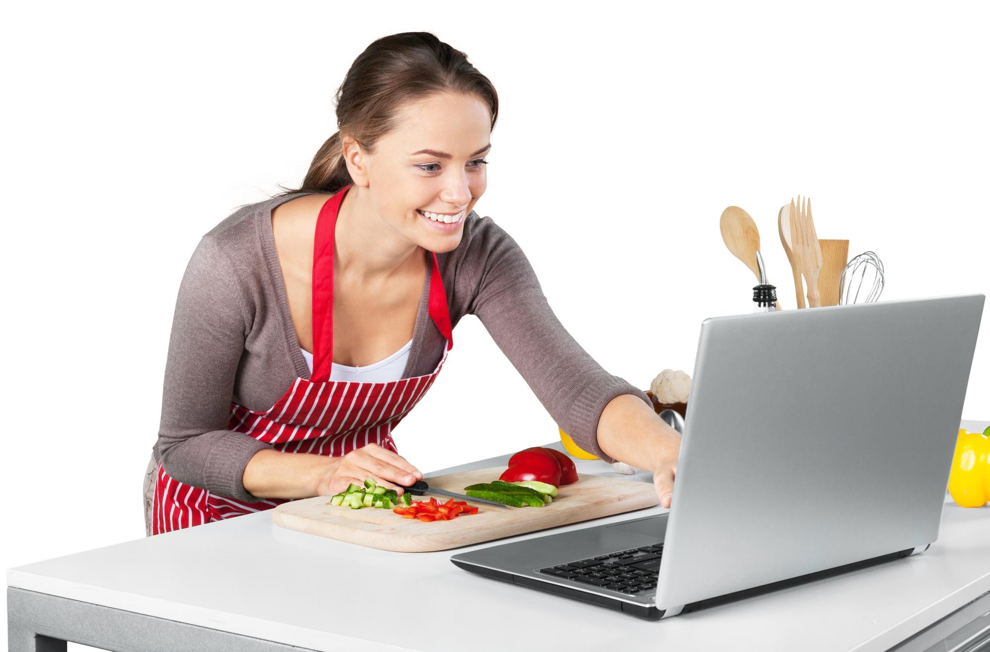 Szef kuchni prowadzący kurs online na laptopie